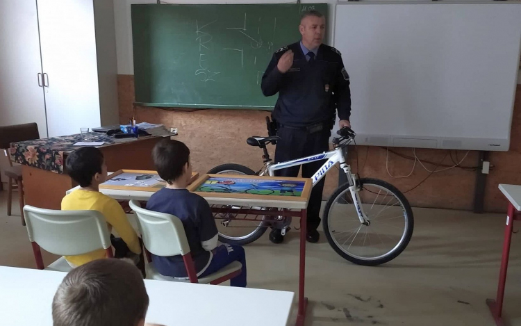 A kerékpáros közlekedés szabályaival ismerkedtek a pápateszéri iskolások