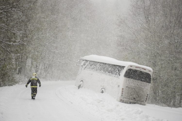 Több száz esethez riasztották a tűzoltókat a hóvihar miatt