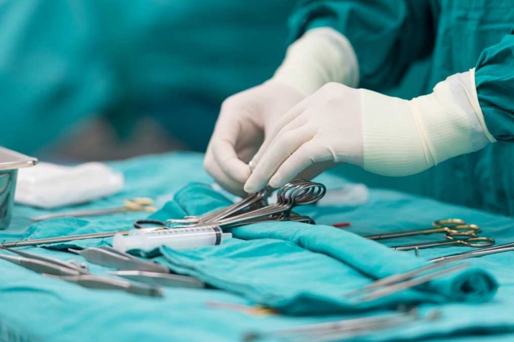 Magyarországon folytatódik a fejüknél összenőtt sziámi ikrek műtéti szétválasztása