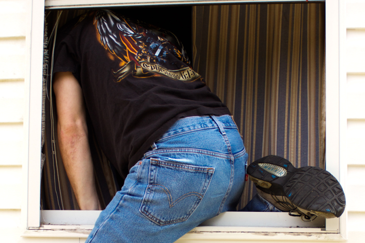 Bemászott a nyitott ablakon