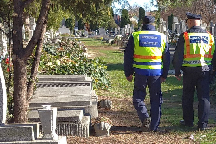 Kiemelt rendőri jelenlét a Pápai járás temetőiben