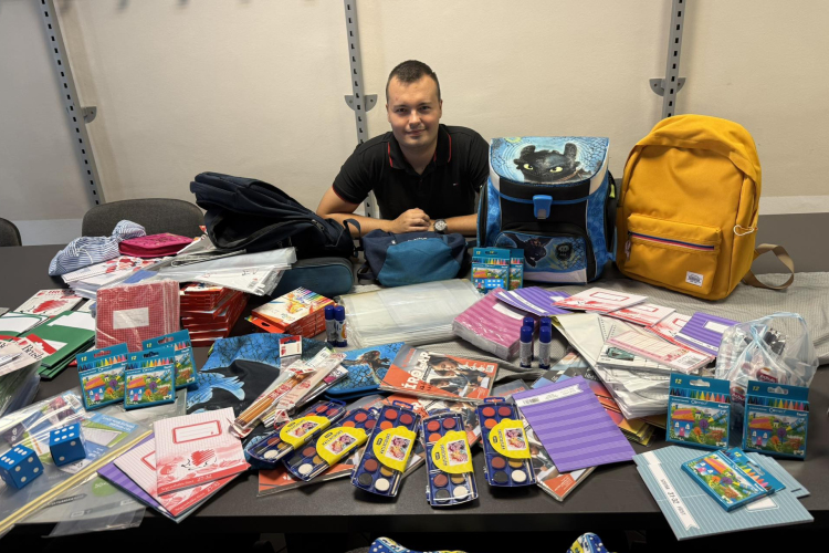 Jelentős mennyiségű tanszeradománnyal segíti a rászorulókat a DK