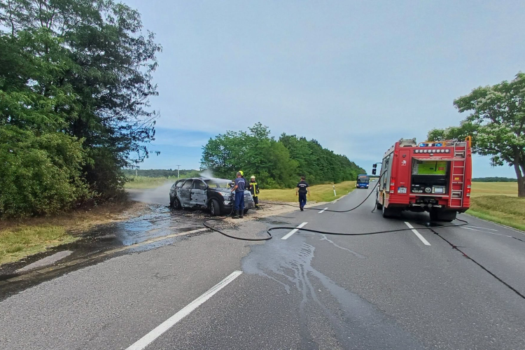 Kigyulladt egy autó a 83-ason 