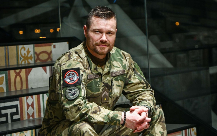 A hamarosan induló katonai-sport reality pápai kiképzője igazi katonacsaládban nőtt fel