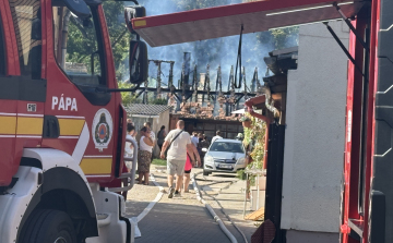 Négy vízsugárral oltják a lángokat a Török Bálint utcában