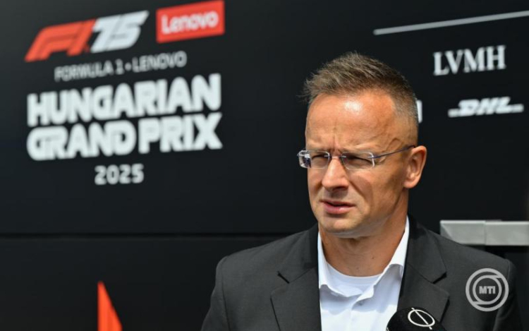 Szijjártó Péter: Magyarország legnagyobb autógyárát hozza létre a Mercedes