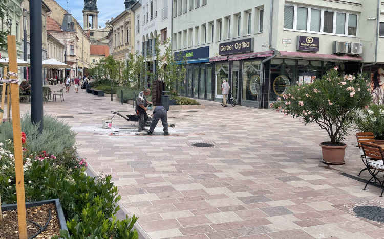 Javítják a burkolatot a Kossuth utcán