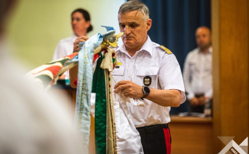 Zászlószalagot adományozott az MH Pápa Bázisrepülőtér részére a Honvédség parancsnoka