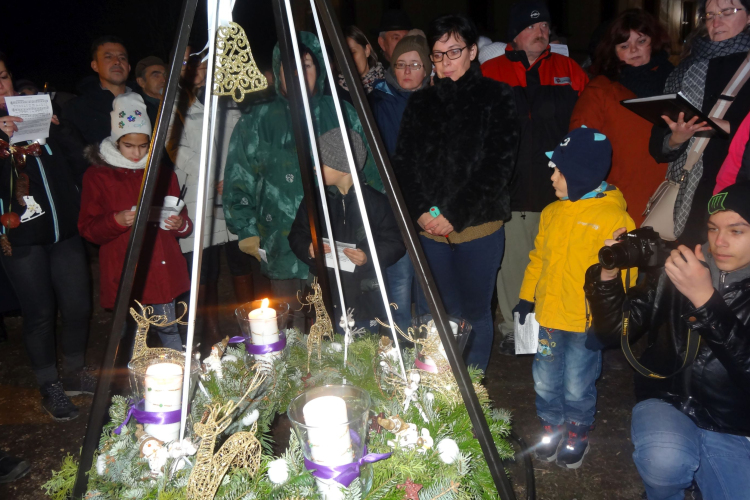 Jézus személye mindenki számára megkerülhetetlen – Meggyújtották a városi adventi koszorú harmadik gyertyáját