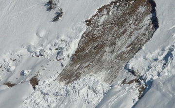 Lavinaveszély miatt felfüggesztették az eltűnt hegymászó keresését a Kelemen-havasokban 