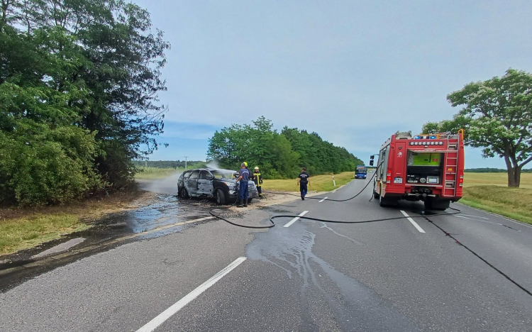 Kigyulladt egy autó a 83-ason 