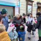 Óvodások karácsonyfa díszítése a belvárosban