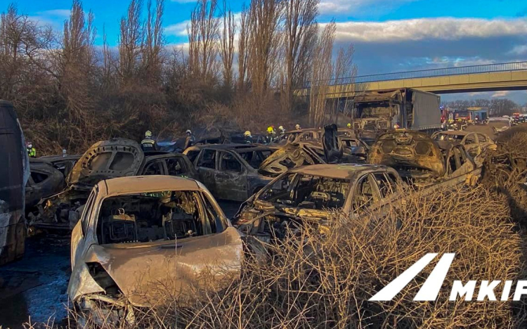 Öt kamion és 37 autó ütközött az M1-esen, számos jármű kiégett