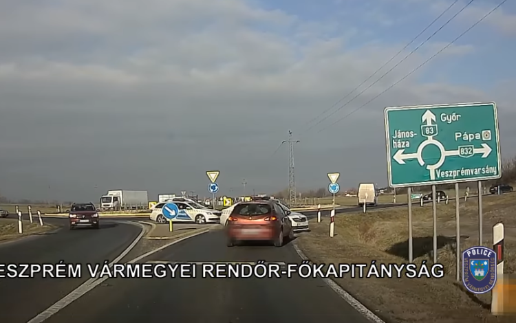 Két rendőrautó állta útját a pápai elkerülőn! - Videó
