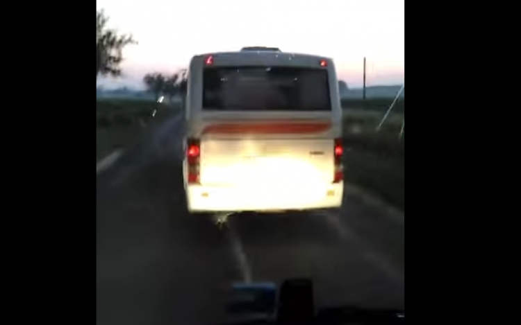 Versenyzett egymással két autóbusz a 83-ason - Videó