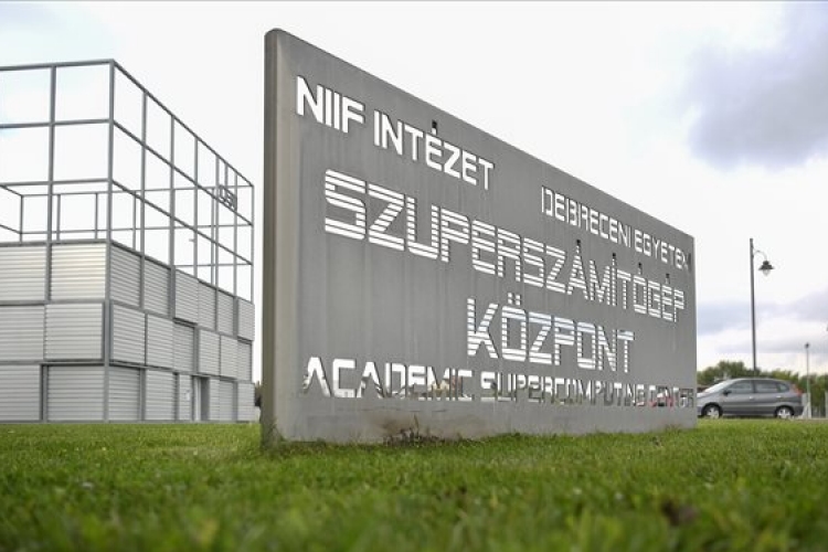 Szuperszámítógépet telepítenek a Debreceni Egyetemre
