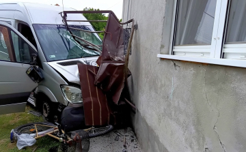 Nekihajtott egy kupi ház falának egy sörszállító autó 