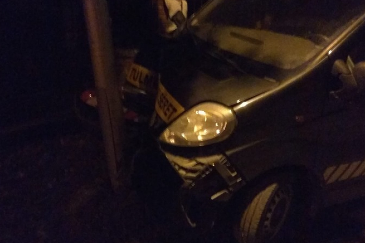 Villanyoszlopnak ütközött egy autó az Esterházy úton