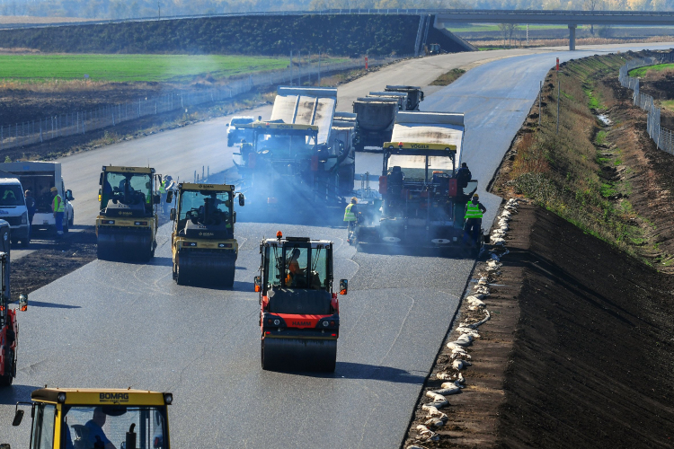 Júliusban félpályás útlezárás lesz a 83-as út több szakaszán