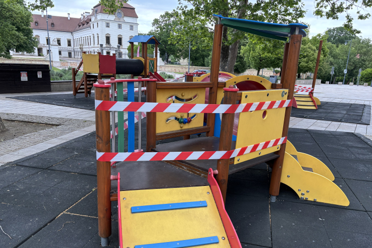 Kicserélik a Fő téri játszótér alatti burkolatot 