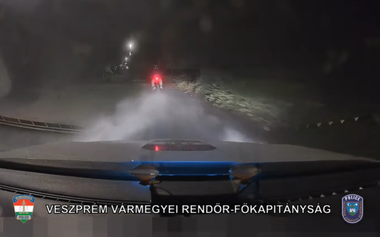 Autós üldözés a Várkertben, őrület, mit művelt a fiatal robogós Pápán - Videó