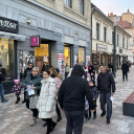 Óvodások karácsonyfa díszítése a belvárosban