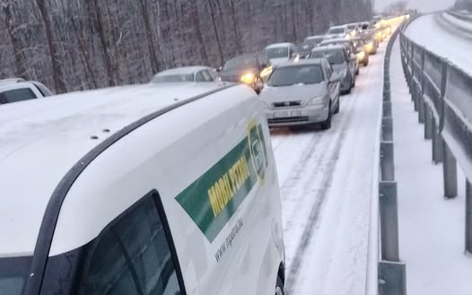 Gondot okozott a hajnali havazás