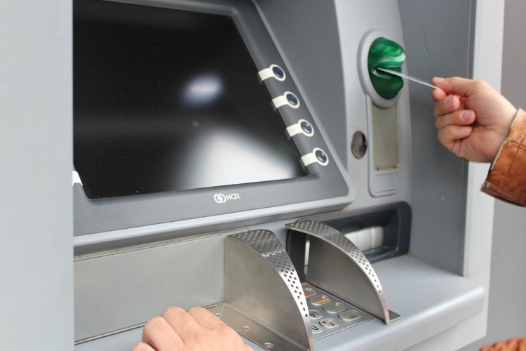 Banki alkalmazott sikkasztott a bankjegykiadó automatákból Zalában