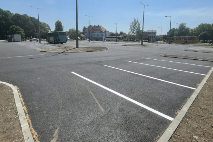Olcsó parkolóbérletet vezetnek be a várkerti nagy parkolókban
