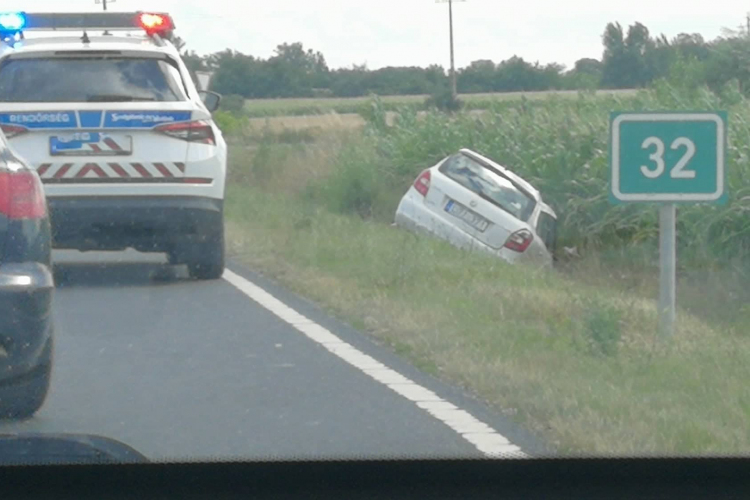 Árokba hajtott egy autó a 83-as út Pápát elkerülő szakaszán