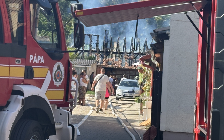 Négy vízsugárral oltják a lángokat a Török Bálint utcában