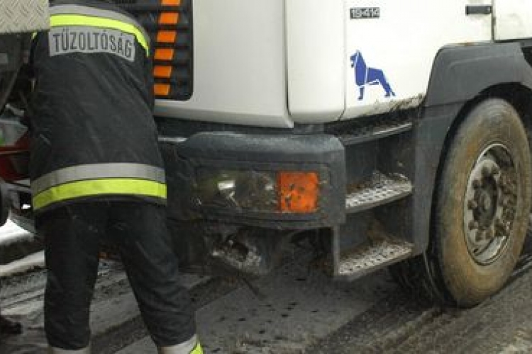Havazás - Kamion, személyautó csúszott árokba Veszprém megyében