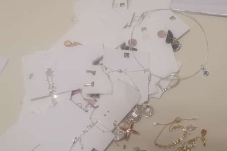 Áruházból lopott ékszereket egy pápai nő