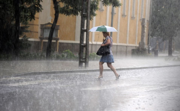 A tartós meleg és zivatarok miatt adtak ki figyelmeztetést