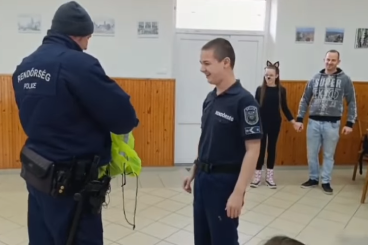 Egy homokbödögei fiú farsangját tette felejthetetlenné a pápai rendőr! - Videó