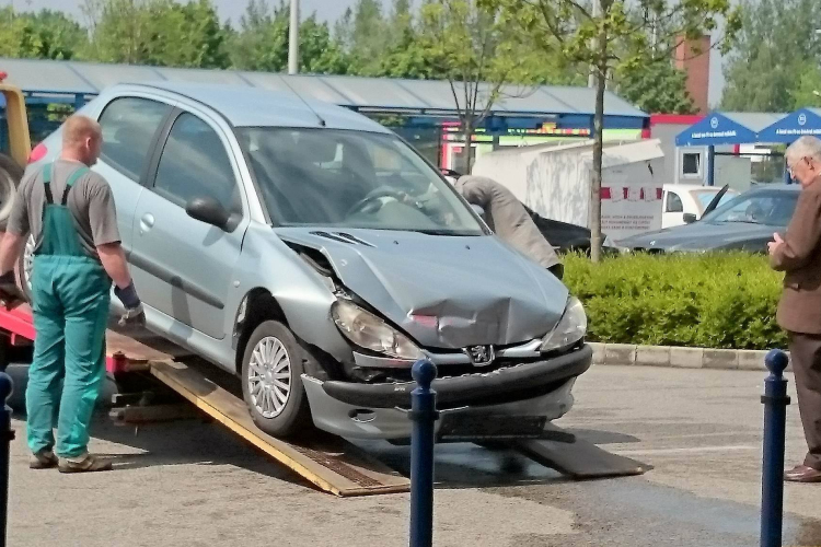 Belehajtott a pápai Tescoba