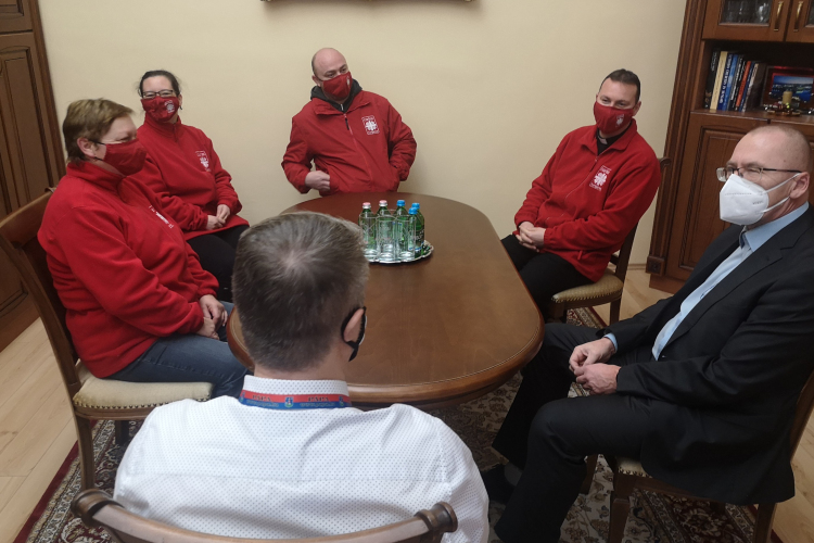 Több tonna szalámit ajánlott fel a Pápai Hús a rászorulók számára