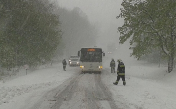 Havazás: lezárták a teherforgalom elől a 83-ast a Bakonyban!