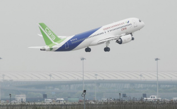 Koronavírus - Több száz repülőjáratot töröltek Kínában, miután repülőtéri dolgozókat azonosítottak fertőzöttként