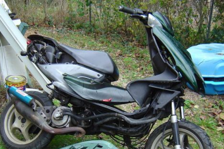 Buszvárónak ütközött egy kismotoros Tapolcafőn