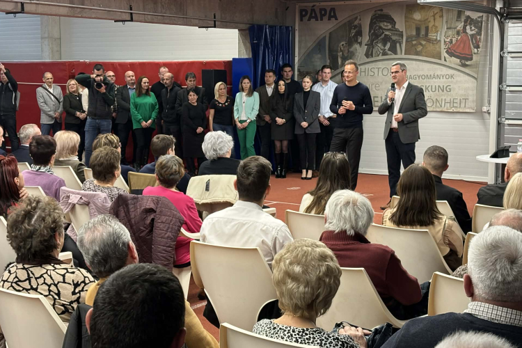 Lakossági fórumot tartott Pápán Szijjártó Péter – Két térséget érintő beruházást is bejelentett