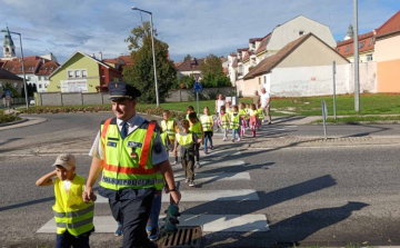 Kisiskolásokat tanítottak helyesen közlekedni a rendőrök