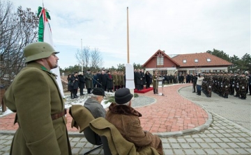 Doni megemlékezések - Felavatták a nemzeti emlékhelyet jelző oszlopot Pákozdon