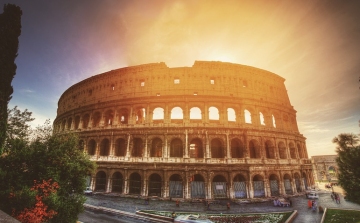 Megszigorítják a Colosseum őrzését, miután egy magyar turistát kaptak vandalizmuson