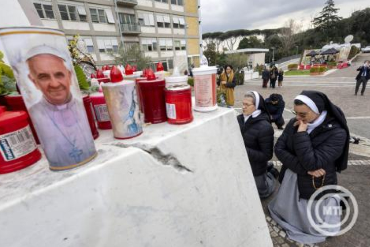 Vatikán: Ferenc pápa állapota továbbra is válságos, de enyhe javulást mutat