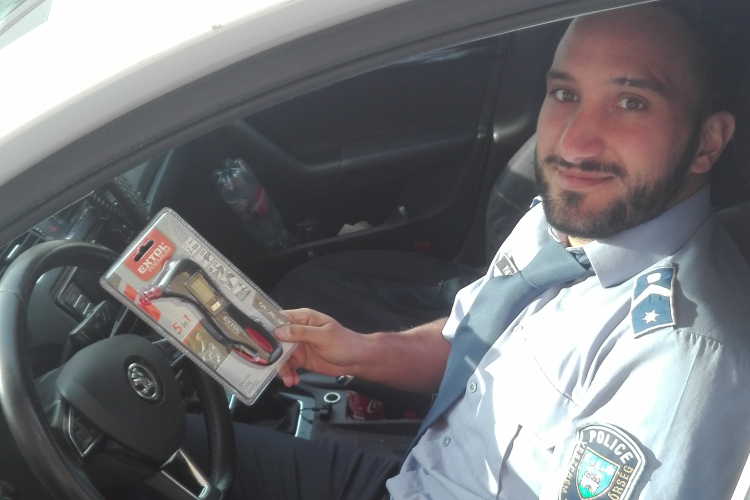 Új eszköz került a rendőrautókba