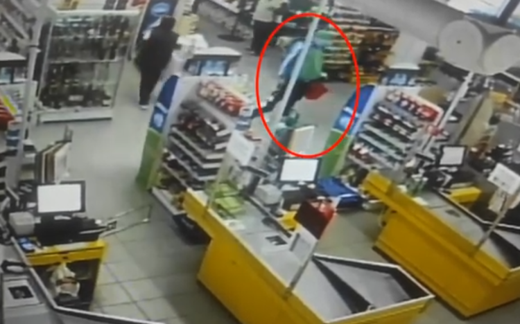 Figyelem! Lopás elkövetőjét keresik a pápai rendőrök - Videó