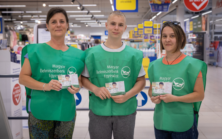 Nagyszabású adománygyűjtést szervez az Élelmiszerbank, két pápai áruházban is gyűjtenek