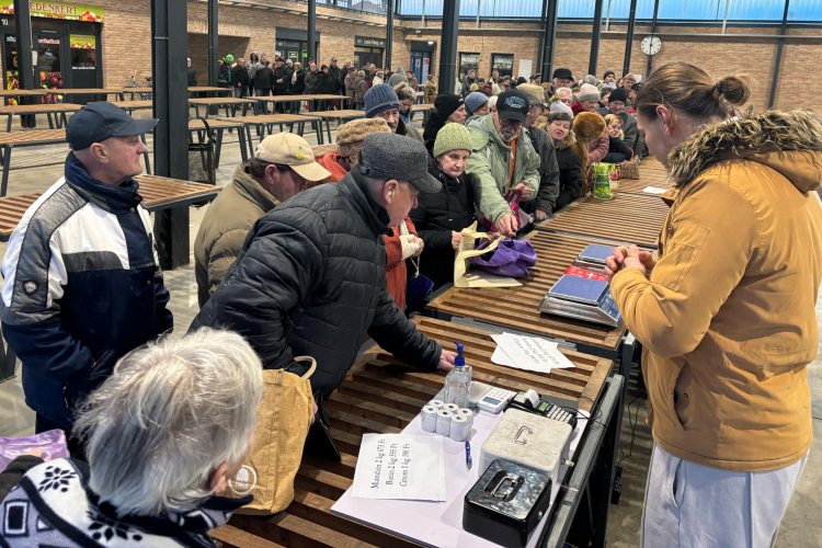 Másfél tonna gyümölcsöt adtak el féláron a DK aktivistái Pápán