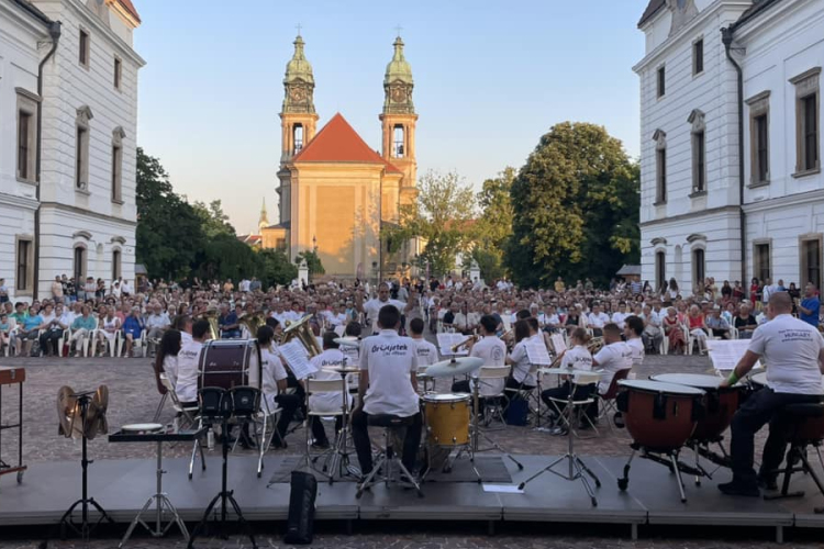 Pénteken is megtelt az Esterházy-kastély udvara